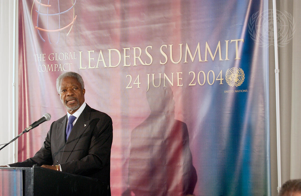 Secretary-General Kofi Annan addresses the Global Compact Summit at headquarters. 24 June 2004. UN Photo/Mark Garten. 