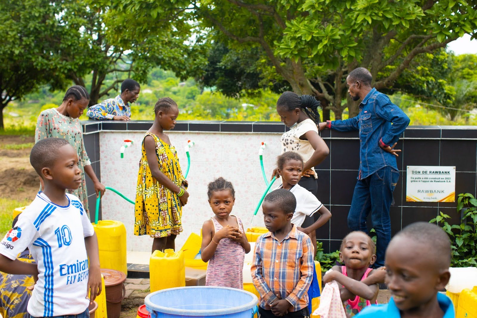 Inaugurated in 2025, the borehole at Mpiutu Primary School, located in Mont Ngafula Commune, Mitendi neighbourhood, now serves over 1,620 pupils. Three external water taps were also installed to benefit the surrounding community, home to an estimated 32,083 residents (Mitendi Neighbourhood Office statistics, 2023).